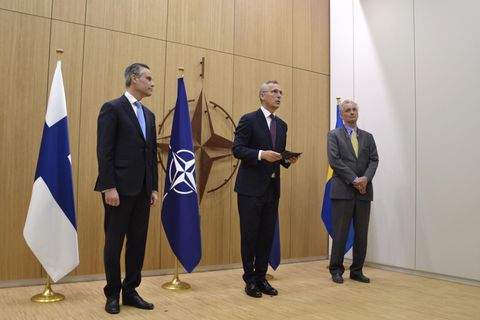 Klaus Korhonen (l) und Axel Wernhoff (r) überreichen Jens Stoltenberg die Anträge ihrer Länder auf die Nato-Mitgliedschaft