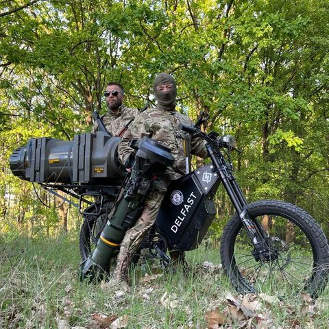 Ein Delfast-E-Bike mit zwei Soldaten der ukrainischen Armee und einer montierten Panzerabwehrlenkwaffe
