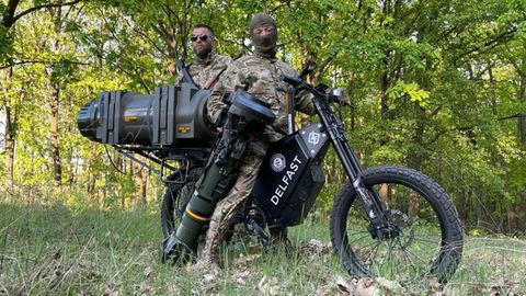 Ein Delfast-E-Bike mit zwei Soldaten der ukrainischen Armee und einer montierten Panzerabwehrlenkwaffe