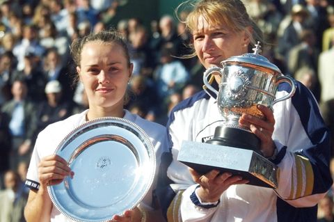 14.06.1969
Sportlerin, Tennis D

French Open in Paris, Siegerehrung Dameneinzel:
- Siegerin Graf (re) neben der unterlegenen Martina Hingis (Schweiz), beide mit TrophŠen

- 05.06.1999

AP nicht fŸr Ausland und Werbung!