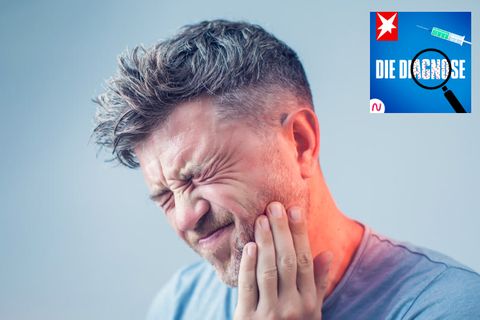 Ein Mann hält seine Hand an seine Wange