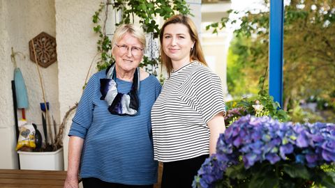 Olha (r) und ihre Gastgeberin Ulla stehen in Ullas Wohnung in Berlin-Friedenau auf dem Balkon