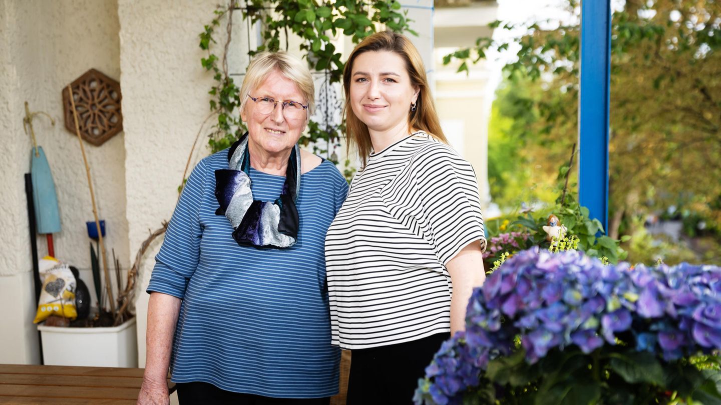 Olha (r) und ihre Gastgeberin Ulla stehen in Ullas Wohnung in Berlin-Friedenau auf dem Balkon
