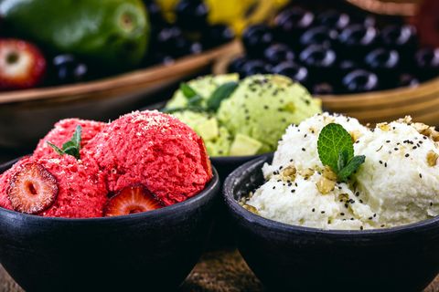 Hausgemachte Avocado, Erdbeere und Bananeneis in handgefertigten Tontopf