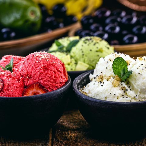 Hausgemachte Avocado, Erdbeere und Bananeneis in handgefertigten Tontopf