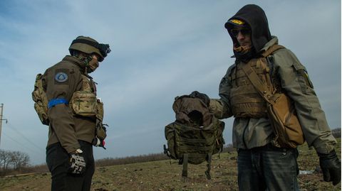 Ukraine, Mykolajiw: Zwei Soldaten stehen auf einem Feld