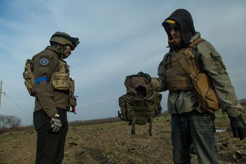 Ukraine, Mykolajiw: Zwei Soldaten stehen auf einem Feld