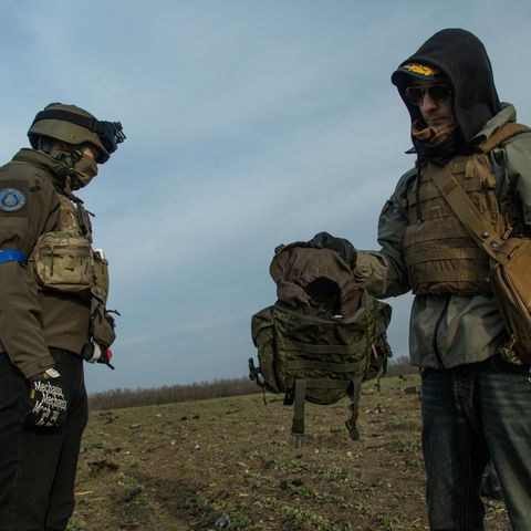 Ukraine, Mykolajiw: Zwei Soldaten stehen auf einem Feld