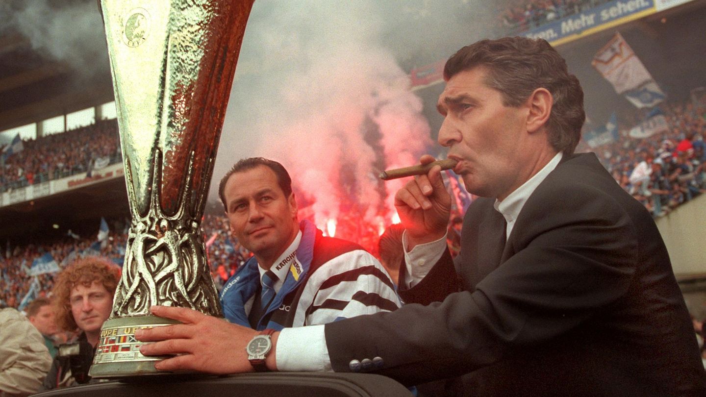 Der damalige Schalke-Manager Rudi Assauer raucht nach dem Triumph die Sieger-Zigarre