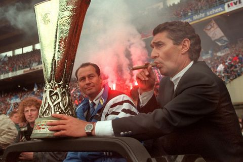 Der damalige Schalke-Manager Rudi Assauer raucht nach dem Triumph die Sieger-Zigarre