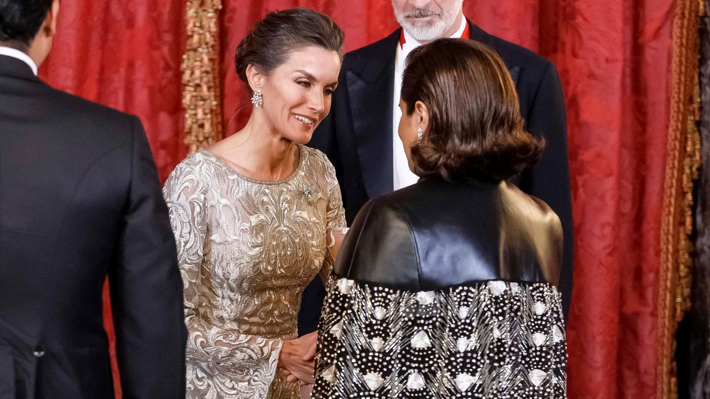 18. Mai 2022  Königin Letizia von Spanien trägt funkelnde Geschenke des Emirs von Katar  Am Dienstagabend wurde es glamourös im Palast von Madrid. König Felipe und Königin Letizia von Spanien begrüßten den Scheich von Katar. Die royalen Gastgeber richteten ein Dinner aus und dabei war die Königin einmal mehr der strahlende Mittelpunkt. Letizia glänzte in einem goldenen Abendkleid mit Glockenärmeln und metallicfarbenen Stickereien des Designers Gabriel Lage. Entgegen des üblichen Protokolls, das Tiara vorschreibt, hält sich die Mutter zweier Töchter Schmuck betreffend zurück. Einzige Hingucker sind ihre Ohrringe. Sie sind ein Geschenk des Emirs und seiner Gattin. Einem neuen Dekret Geschenke betreffend zufolge, werden die Ohrringe nicht im privaten Besitz der Königin verbleiben dürfen. Stattdessen rechnen Kenner damit, dass sie in den Staatsbesitz übergehen. Letizia wird sich daran jederzeit bedienen dürfen.
