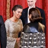 18. Mai 2022  Königin Letizia von Spanien trägt funkelnde Geschenke des Emirs von Katar  Am Dienstagabend wurde es glamourös im Palast von Madrid. König Felipe und Königin Letizia von Spanien begrüßten den Scheich von Katar. Die royalen Gastgeber richteten ein Dinner aus und dabei war die Königin einmal mehr der strahlende Mittelpunkt. Letizia glänzte in einem goldenen Abendkleid mit Glockenärmeln und metallicfarbenen Stickereien des Designers Gabriel Lage. Entgegen des üblichen Protokolls, das Tiara vorschreibt, hält sich die Mutter zweier Töchter Schmuck betreffend zurück. Einzige Hingucker sind ihre Ohrringe. Sie sind ein Geschenk des Emirs und seiner Gattin. Einem neuen Dekret Geschenke betreffend zufolge, werden die Ohrringe nicht im privaten Besitz der Königin verbleiben dürfen. Stattdessen rechnen Kenner damit, dass sie in den Staatsbesitz übergehen. Letizia wird sich daran jederzeit bedienen dürfen.