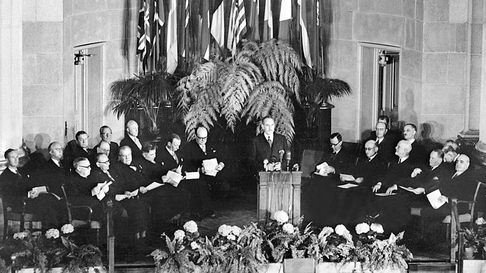 Die Vertreter der beteiligten Länder während der feierlichen Unterzeichnungszeremonie am 4. April 1949 in Washington D.C. Die Vertreter der beteiligten Länder während der feierlichen Unterzeichnungszeremonie am 4. April 1949 in Washington D.C.