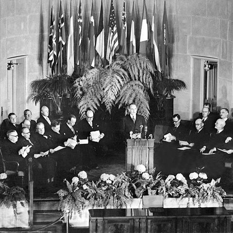 Die Vertreter der beteiligten Länder während der feierlichen Unterzeichnungszeremonie am 4. April 1949 in Washington D.C.