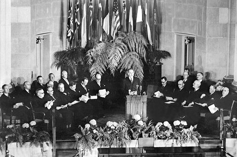 Die Vertreter der beteiligten Länder während der feierlichen Unterzeichnungszeremonie am 4. April 1949 in Washington D.C.