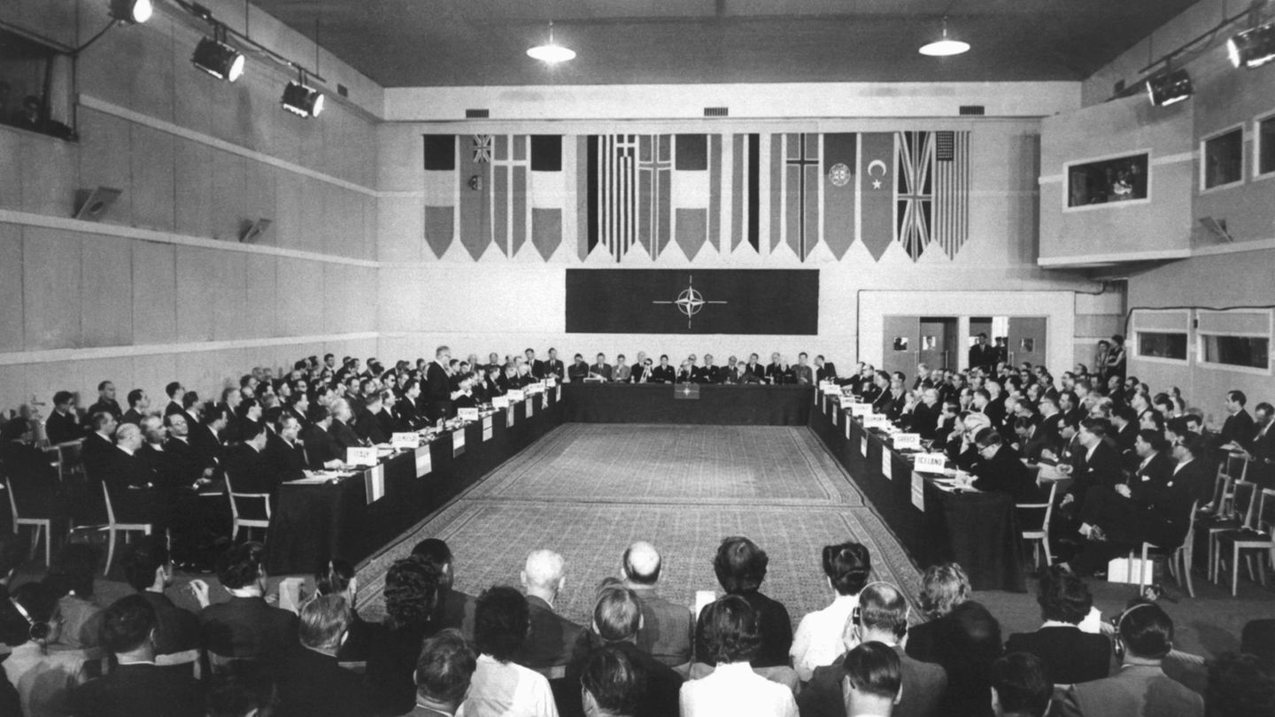 9. Mai 1955 Blick in den Sitzungssaal im atlantischen Hauptquartier Palais de Chaillot bei Paris.