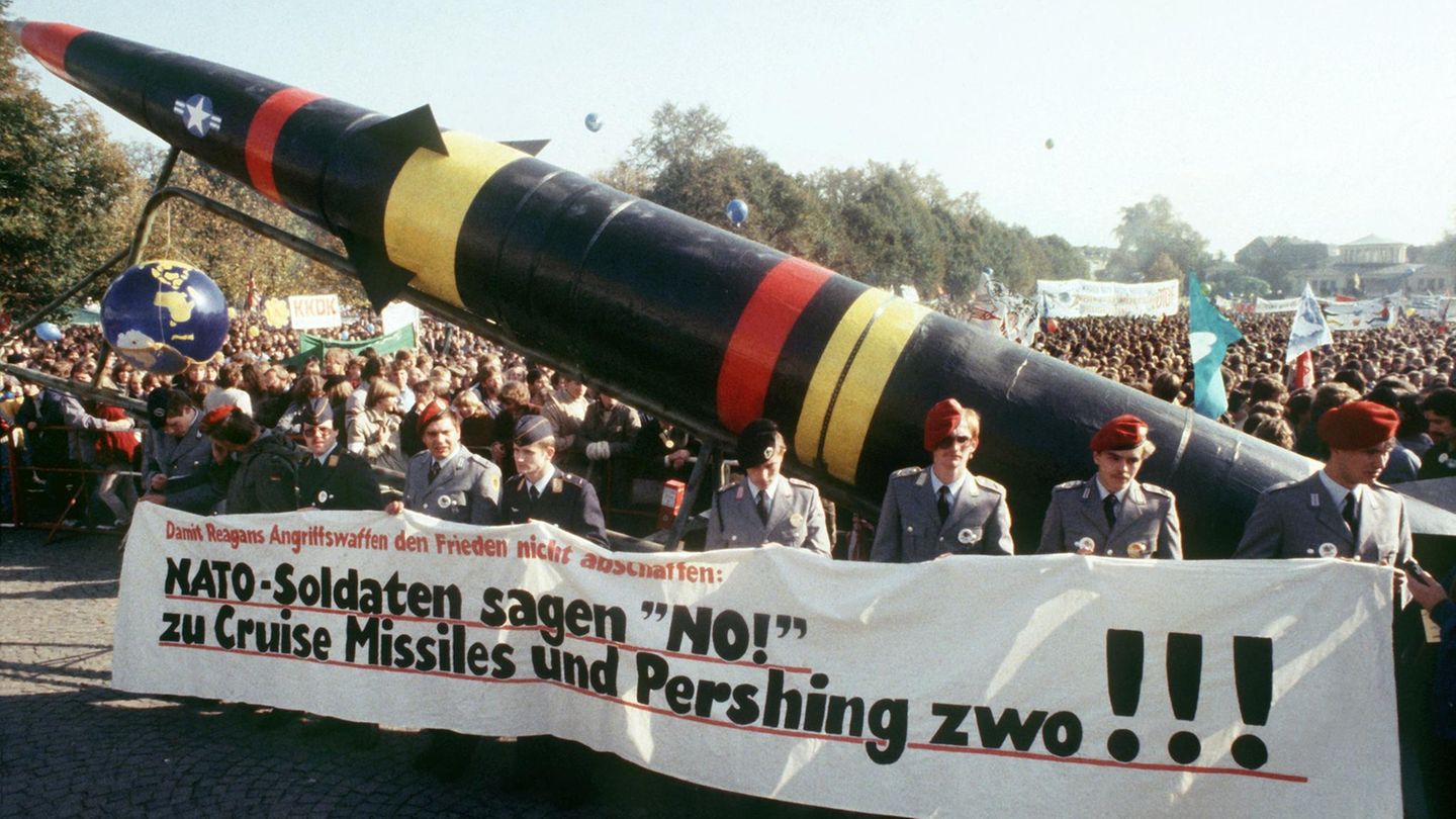 Bundeswehrsoldaten nehmen am 22. Oktober 1983 an der Großkundgebung im Bonner Hofgarten teil