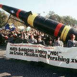 Bundeswehrsoldaten nehmen am 22. Oktober 1983 an der Großkundgebung im Bonner Hofgarten teil