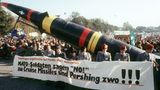 Bundeswehrsoldaten nehmen am 22. Oktober 1983 an der Großkundgebung im Bonner Hofgarten teil
