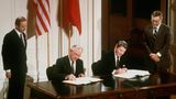 US-Präsident Ronald Reagan und der sowjetische Parteichef Michail Gorbatschow