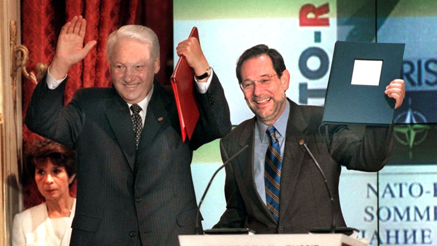 1991 bis 1997 Russlands Staatspräsident Boris Jelzin und Nato-Generalsekretär Javier Solana