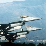 Zwei F16 Düsenjäger der Nato bei ihrem Start zu einem Erkundungsflug über Bosnien