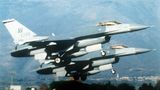 Zwei F16 Düsenjäger der Nato bei ihrem Start zu einem Erkundungsflug über Bosnien