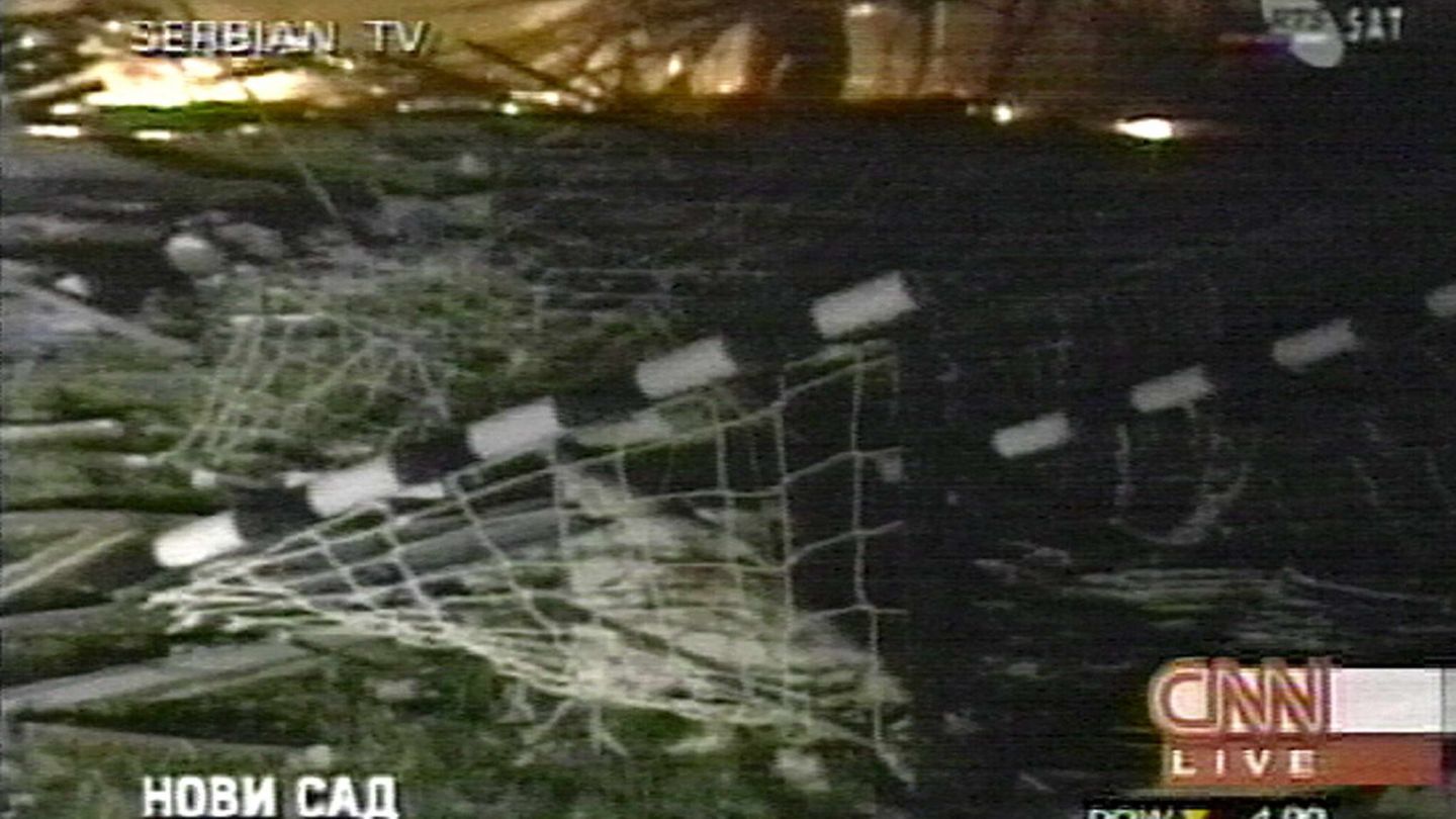 1999 Dieses Bild vom 24. März 1999 zeigt einen Raketenschaden durch Nato-Bombenangriffe auf serbische Militärziele