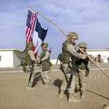 US-Soldaten hissen eine Flagge im "Camp Rhino" in Afghanistan