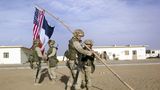US-Soldaten hissen eine Flagge im "Camp Rhino" in Afghanistan