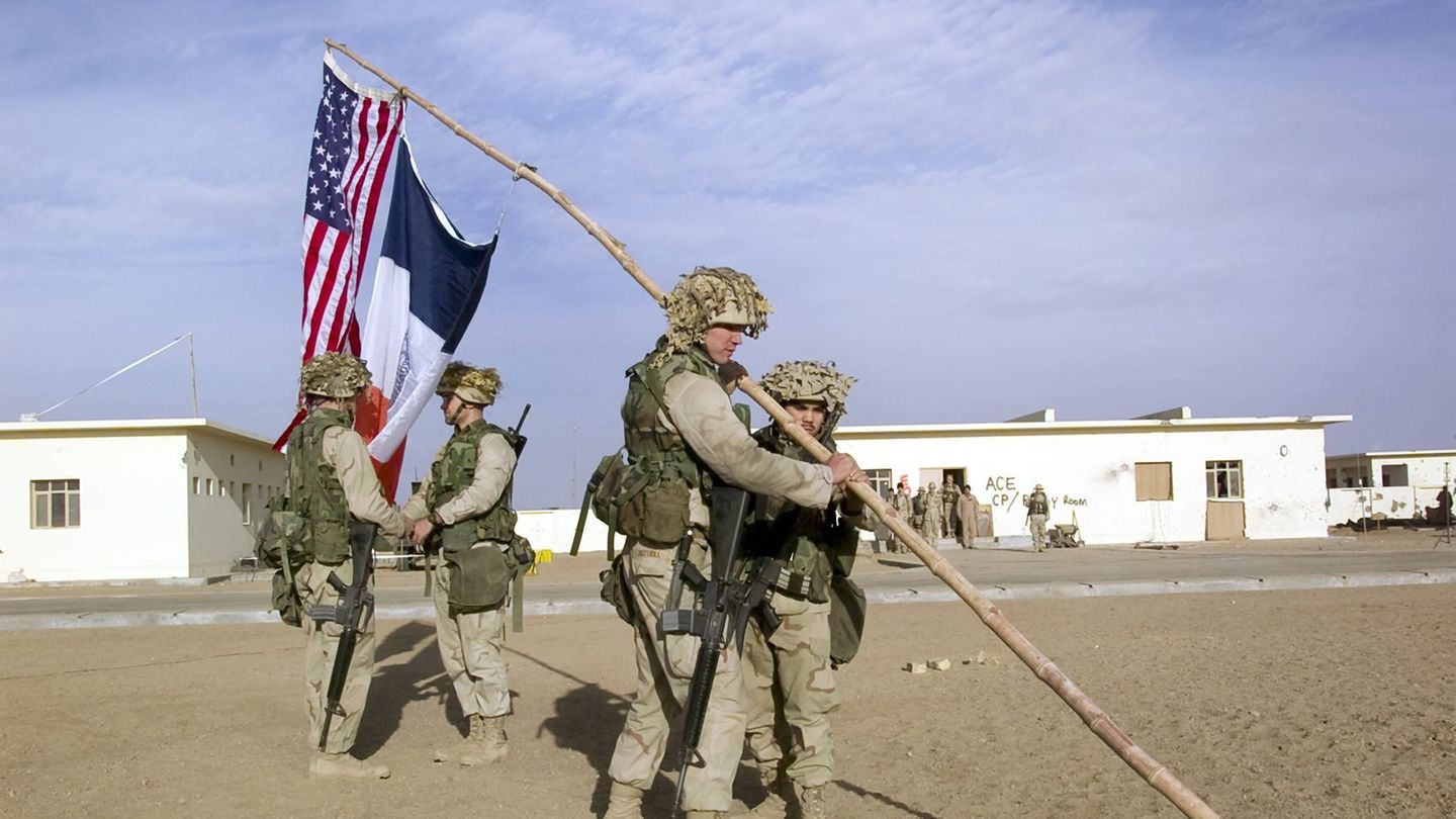 US-Soldaten hissen eine Flagge im "Camp Rhino" in Afghanistan