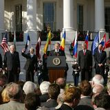 US-Präsident Bush begrüßt die sieben ehemaligen Sowjetblock-Staaten während einer Zeremonie auf dem South Lawn des Weißen Hauses