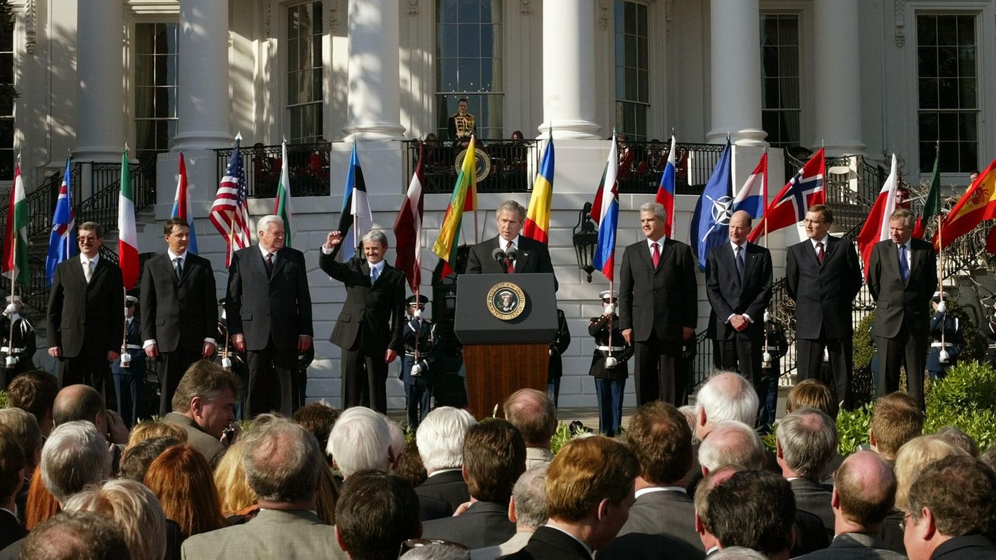 2004 US-Präsident Bush begrüßt die sieben ehemaligen Sowjetblock-Staaten während einer Zeremonie auf dem South Lawn des Weißen Hauses
