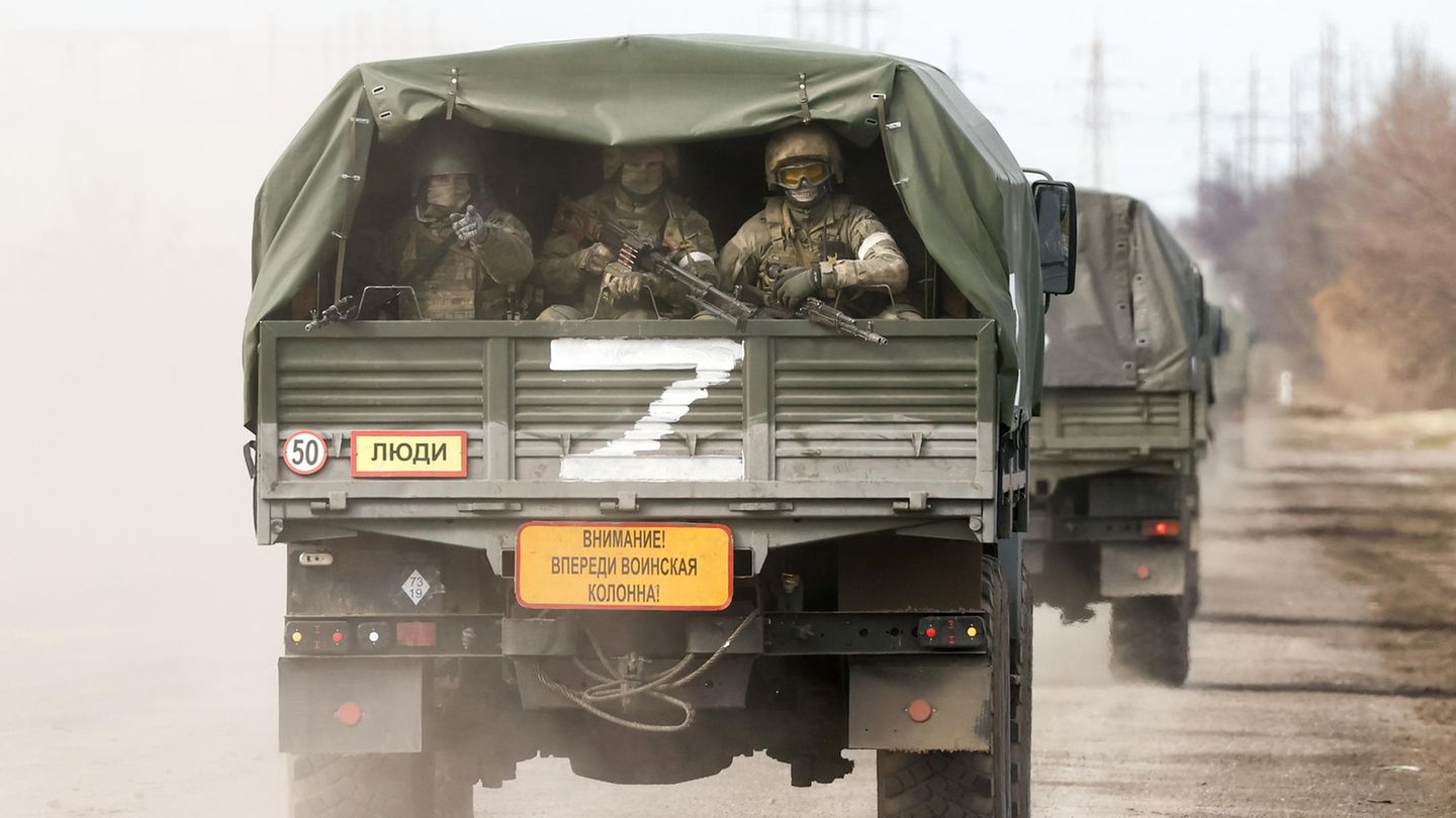 Uniformierte auf der Ladefläche eines Lastwagens, auf den ein weißes Z aufgemalt ist