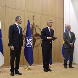 Klaus Korhonen (l.) und Axel Wernhoff (r.) überreichen Jens Stoltenberg die Anträge auf die Nato-Mitgliedschaft