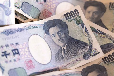 Mehrere 1000-Yen-Scheine liegen auf einem Stapel