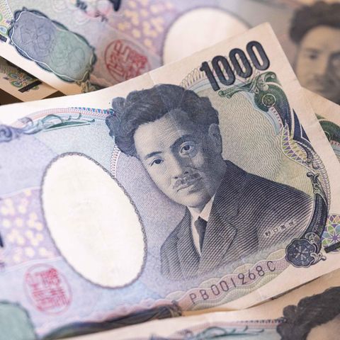 Mehrere 1000-Yen-Scheine liegen auf einem Stapel