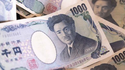 Mehrere 1000-Yen-Scheine liegen auf einem Stapel