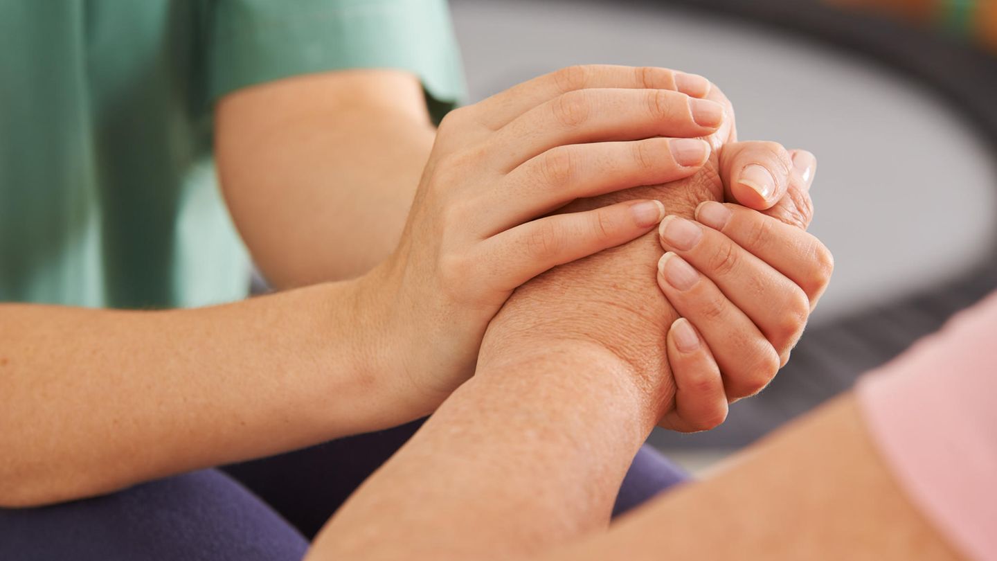 Zwei Hände - Selbstbestimmtes Lebensende