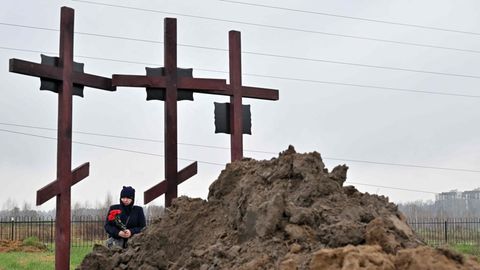 Kreuze auf einem frischen Grab in Bucha