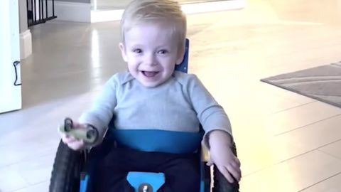 Zweijähriger mit Wirbelsäulenkrankheit entdeckt im Rollstuhl die Welt
