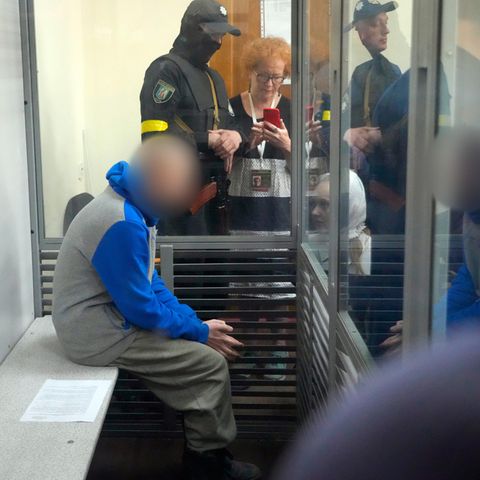 Ukraine, Kiew: Der Angeklagte sitzt während einer Gerichtsverhandlung in einer Glaskabine
