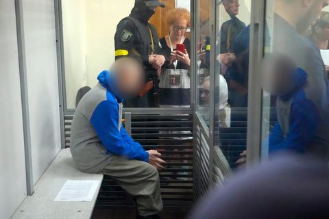 Ukraine, Kiew: Der Angeklagte sitzt während einer Gerichtsverhandlung in einer Glaskabine