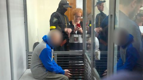 Ukraine, Kiew: Der Angeklagte sitzt während einer Gerichtsverhandlung in einer Glaskabine