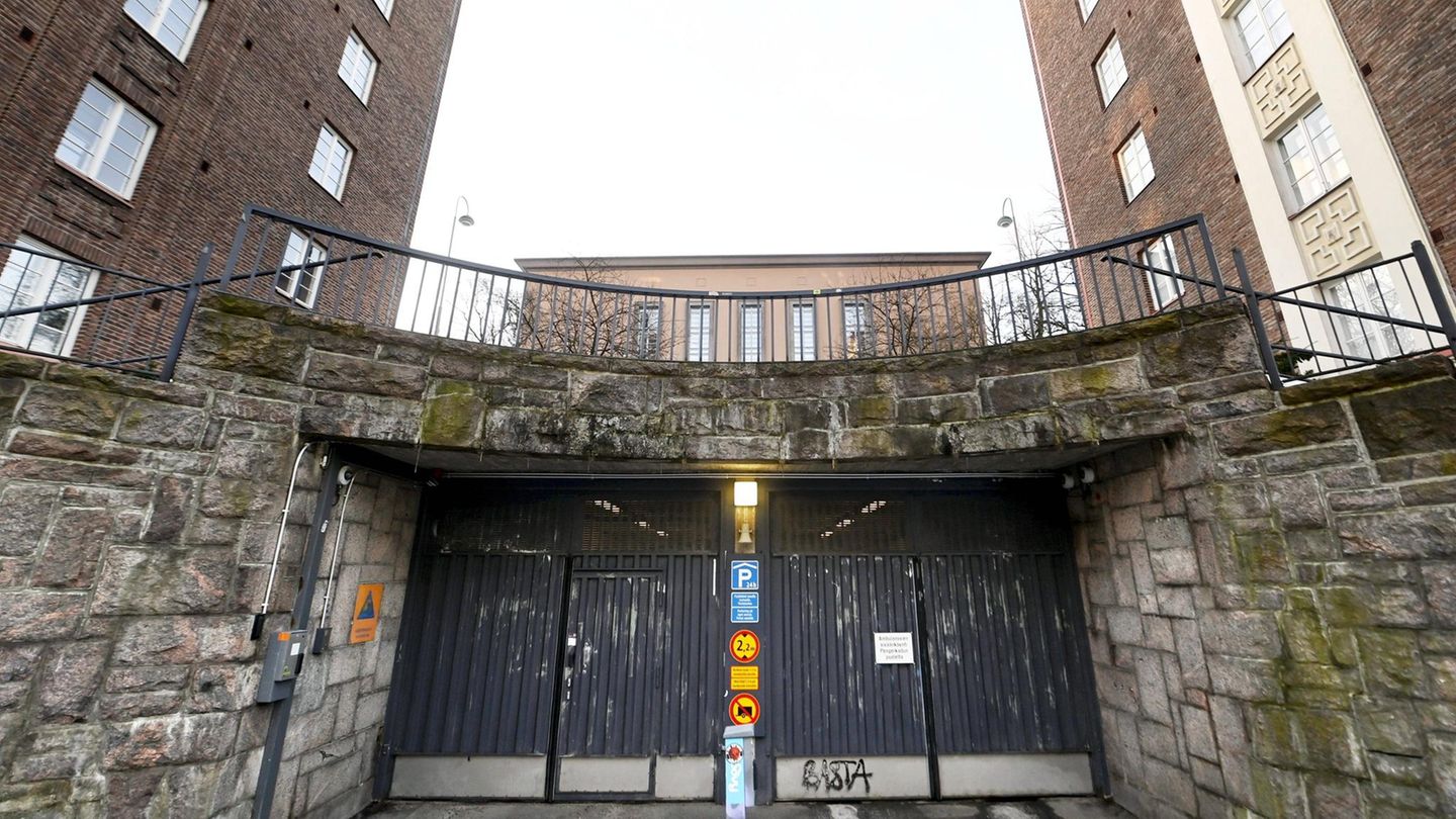 In der ganzen Stadt findet man mehr oder weniger auffällige Zugänge zu den Zivilschutzeinrichtungen wie hier im Stadtteil Kallio. Alle Einwohnerinnen und Einwohner der finnischen Hauptstadt sollen einen Platz in ihnen finden.