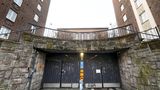 In der ganzen Stadt findet man mehr oder weniger auffällige Zugänge zu den Zivilschutzeinrichtungen wie hier im Stadtteil Kallio. Alle Einwohnerinnen und Einwohner der finnischen Hauptstadt sollen einen Platz in ihnen finden.