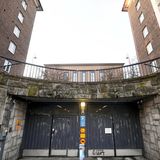 In der ganzen Stadt findet man mehr oder weniger auffällige Zugänge zu den Zivilschutzeinrichtungen wie hier im Stadtteil Kallio. Alle Einwohnerinnen und Einwohner der finnischen Hauptstadt sollen einen Platz in ihnen finden.