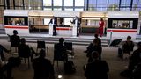 DB Vorstandsvorsitzenden Richard Lutz (links) und Fernverkehrschef Michael Peterson (rechts) bei der Vorstellung des neuen ICE-Designs in Berlin.