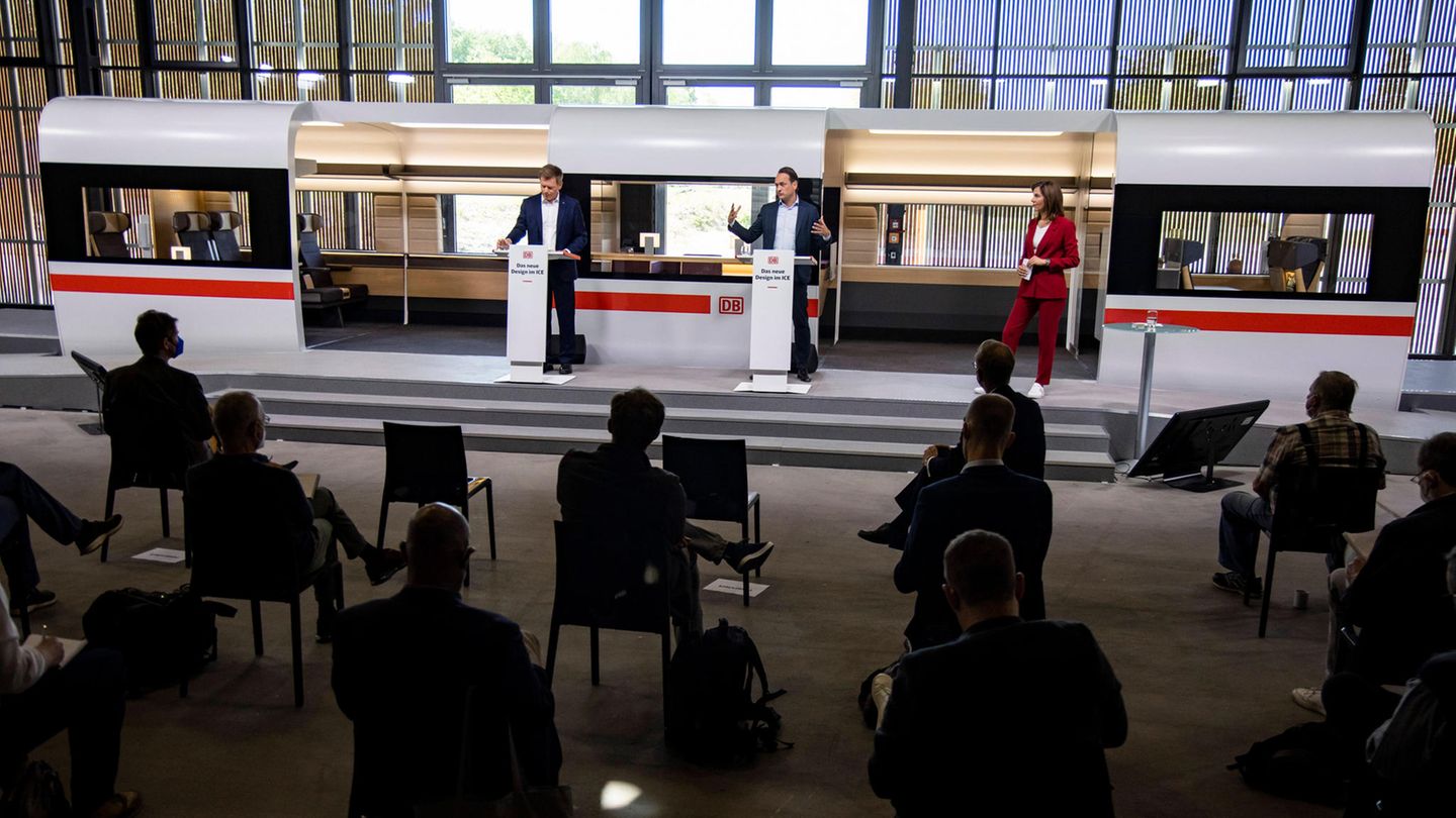 DB Vorstandsvorsitzenden Richard Lutz (links) und Fernverkehrschef Michael Peterson (rechts) bei der Vorstellung des neuen ICE-Designs in Berlin.