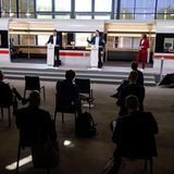 DB Vorstandsvorsitzenden Richard Lutz (links) und Fernverkehrschef Michael Peterson (rechts) bei der Vorstellung des neuen ICE-Designs in Berlin.